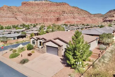 Image de Upscale 4 bedroom home near Zion w/pool & hot tub