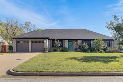 Image de Pet-Friendly Home w/ Yard: 8 Mi to Downtown Tulsa!