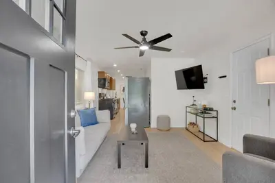 Image de Mid-Century Modern • 2-bedroom house with Ac in Modesto