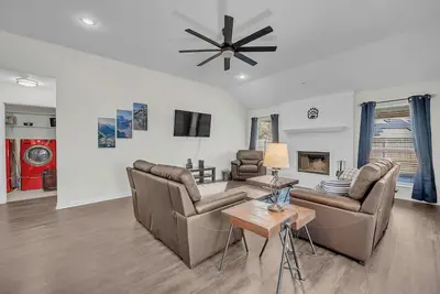 Image de The Rustic Retreat Sleeps  Patio & Fire Pit Bbq Grill perfect for group crew