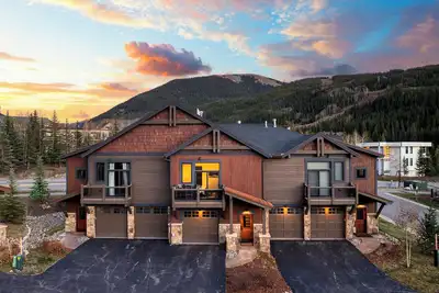 Image de Fireplace, Game Room & Mountain Views | Near Golf & Dining | Keystone River Run