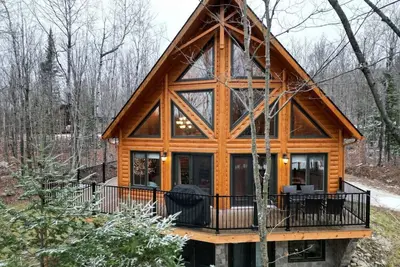 Image de Scandinavian Luxury Log Home + Private Spa