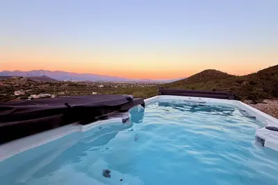 Image de Desert Romance, Hill side, 8 min Gem-show 11 from down town\n 2 king bds 2 q beds