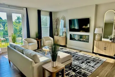 Image de Luxury Penthouse 4br Townhome w/Balcony + Garage + Dedicated Parking Spot