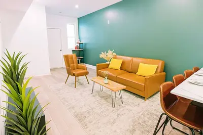 Image de Relax in this spacious, boho-inspired apartment just minutes from downtown Philadelphia. Enjoy modern comforts, a scenic balcony, and easy access to top restaurants, attractions, and the airport.