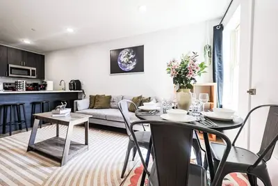 Image de Bright 2br/1ba near Philly Zoo & UPenn. Central air, in-unit laundry, sleek kitchen, sleeps 6. Easy access to I-76/676