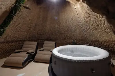 Image de Unique 2-level maisonette in Senglea, Malta with private cave spa, jacuzzi, and sea view balcony. Modern comfort meets historic charm — ideal for couples seeking a romantic and relaxing escape by the Grand Harbour.