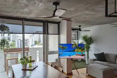 Modern Beachfront 2br 2ba Condo, Pool & Gym•Steps to Dining•Superhost