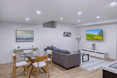 Image de Charming 2br LowerSuite in LaSalle w/Private Entry