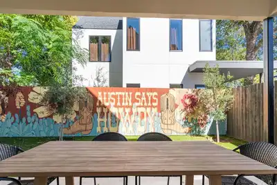 Image de Walkable Lady Bird East Atx Home for 8 | Near Chavez, Nightlife, Trails & More