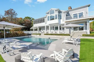 Image de Timeless Southampton retreat with heated pool, and effortless. . .