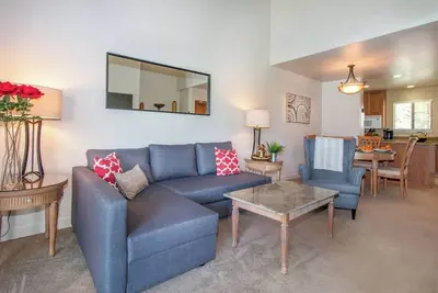 Luxury Napa Condo | Golf Views & Prime Location