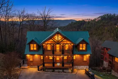 Image de Luxury Group Getaway, Sleeps 26, 4 King Suites, Game Room & Mountain Views