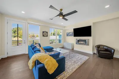 Image de Modern 4-Story Luxe Townhome with Rooftop Lounge!
