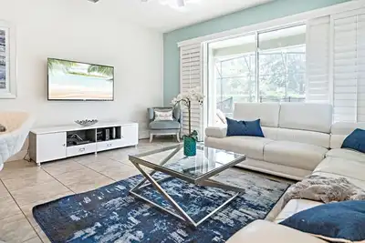 Image de Solterra Sanctuary Relaxing Pool + Game  Room