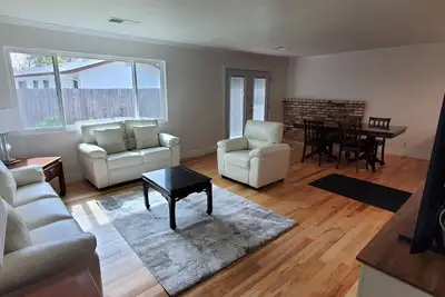 Image de Charming 4-bedroom Fully Furnished House in Davis with Ac