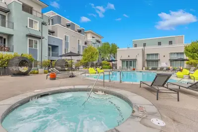 Image de Modern-Chic Apartment just Minutes From the Strip: King-size Casper Mattress