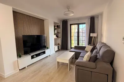 Image de Appartement moderne et cosy | Golf, Piscine, Climatisation, Wi-Fi, 65'' Smart Tv