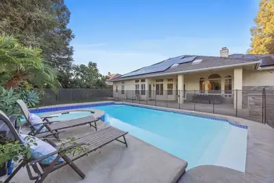 Image de Corporate & Family Retreat – Seven Oaks Pool Home