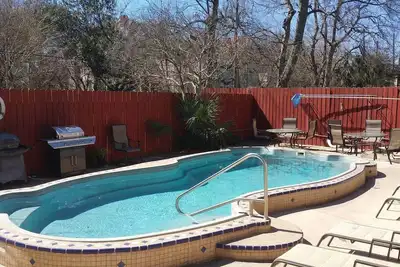 Image de Awesome Downtown Condo with Pool!