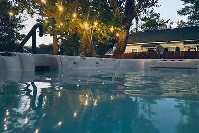 Image de 14” Swim Spa, walkable, dog friendly, free parking, close to grocery and Forsyth