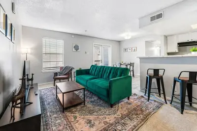 Image de Trendy 2br Apartment with Pool and Gym Access