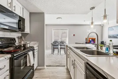 Image de Sleek 2br Stay with Pool, Gym, and Modern Comforts