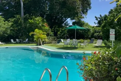 Image de Pool, Opposite  Yacht Club and Carlisle Bay! 2 Bed 2 Bath Banyan Court