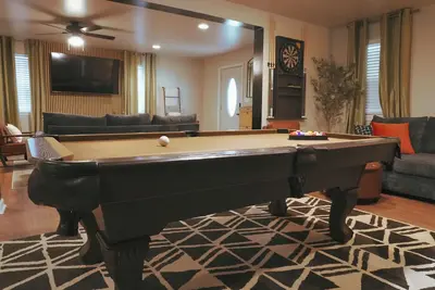 Image de Spacious, Sleeps 16+, Game Room Near Downtown Indianapolis