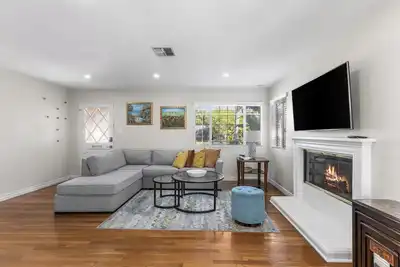 Image de Charming Burbank house - Steps from the Studios