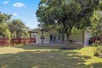 Image de Spacious Modernized Historic Home 3 Minute Walk from Square