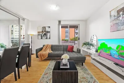 Image de Un havre de paix urbain ultime avec balcon
