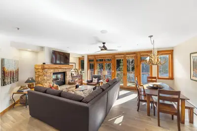 Image de Ski-In/Ski-Out Retreat - Pool, Hot Tub, & Fitness Center!