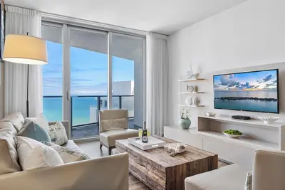 Image de Luxury 22nd-floor unit with ocean views.