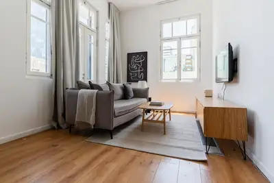 Image de Blueground | Lev HaIr, balcony nr Carmel Market (Tlv-96)