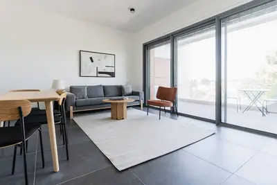 Image de Blueground | Giv'atayim, balcony, nr Park (Tlv-100)