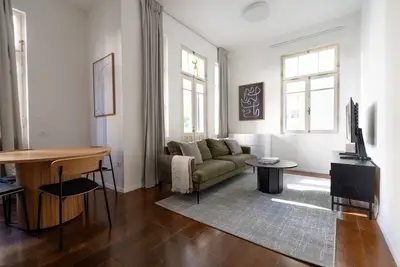 Image de Blueground | Lev HaIr, balcony, nr Carmel Market (Tlv-88)