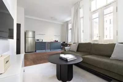 Image de Blueground | Lev HaIr, balcony, nr Carmel Market (Tlv-92)