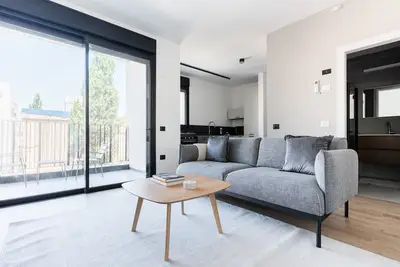 Image de Blueground | Lev HaIr, balcony, nr Rothschild (Tlv-84)