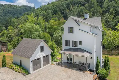 Image de Tower on the Tuck: Entire home on the Tuckaseegee River near Wcu -Riverfront
