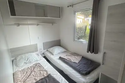 Image de A 2 Pas des mégalithes et 3 km des plages, mobil home dans camping 5 étoiles.