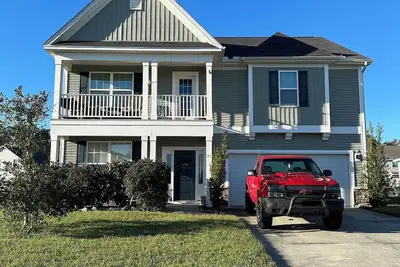 Image de Large beautiful 4 bedroom house with room for the whole family!