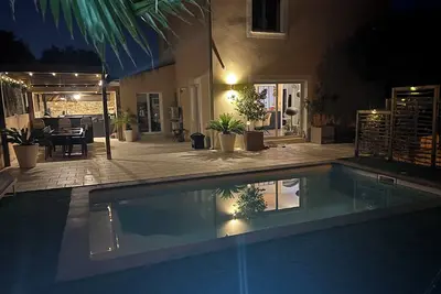 Image de Villa familiale ensoleillée au calme avec piscine et cuisine d’été