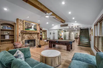 Daffodil Hill • Walk to Downtown & Brow Park