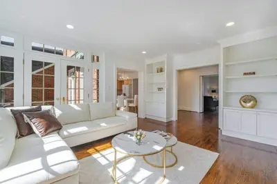 Image de Luxury & Large 4 Bedroom 2. 5 Home Prestigious Desired Neighbourhood with Garage