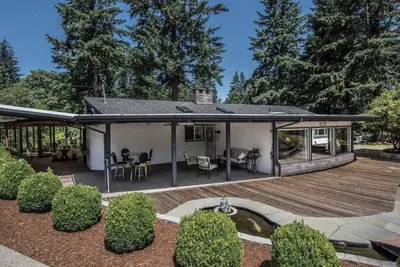 Image de Spacious 6 Acre Mid Century Family Reunion Ranch In Portland