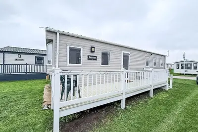 Image de Lovely caravan with side decking at Broadland Sands Park, Suffolk ref 20204bs