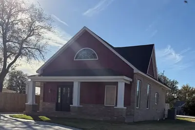 Image de 3-bedroom 2 and a half bath bungalow in superb Woodward with a warm fireplace!