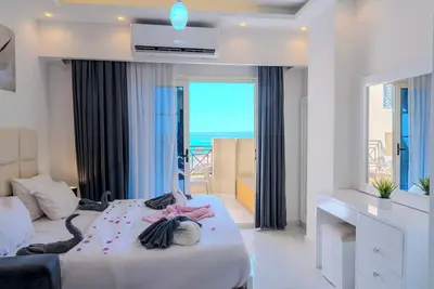 Image de Modern seaview studio with pool right on the beach