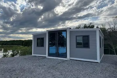 Image de Th2-Enjoy the serenity of the lake in the comfort of this 2 bedroom tiny home.